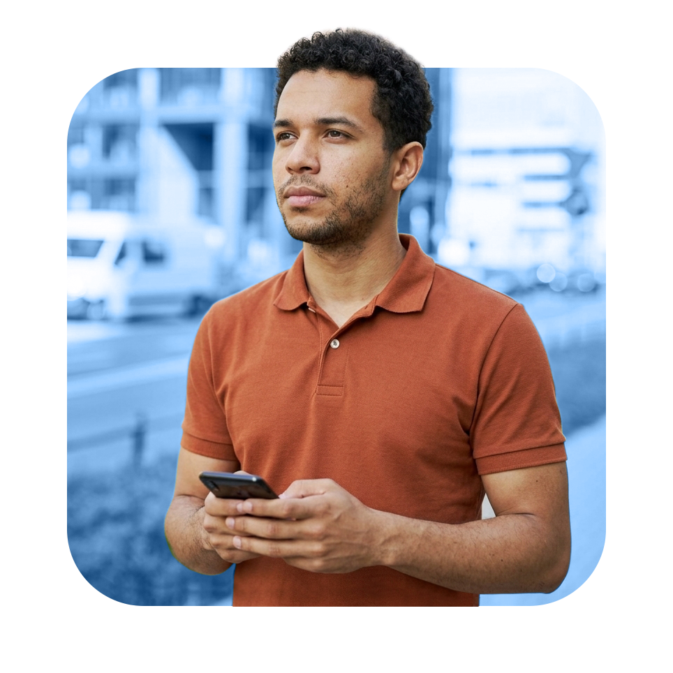 Homem com celular em ambiente urbano